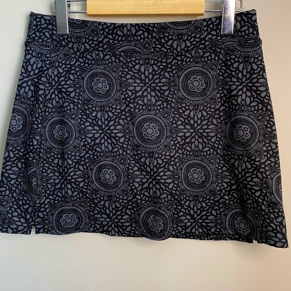 Tranquility by Colorado Clothing Women's Gray/Black Aztec Print Skort Size Small - Picture 1 of 10